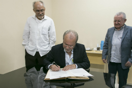 Cândido Albuquerque assina ata de transmissão de posse ao lado de seu vice, Glauco Lobo, e do ex-reitor Henry Campos