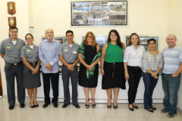 Equipe das duas instituições posam para foto