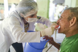 Imagem: Entre os princípios do projeto, estão o resgate do sorriso e da autoestima na terceira idade e a reabilitação das funções mastigatória e estética dos idosos (Foto: Luana Oliveira/PREX-UFC)