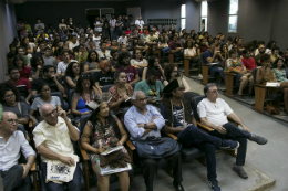 Imagem: Dezenas de pessoas sentadas nas cadeiras do auditório, dispostas em fileiras (Foto: Arlindo Barreto/UFC)