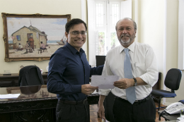 Imagem: O prof. Edgar Marçal, novo diretor da STI, e o reitor Cândido Albuquerque, tiveram reunião no gabinete do reitor (Foto: Viktor Braga/UFC)