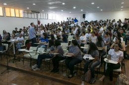 Imagem: O coordenador da PGQUIM, Prof. Luiz Gonzaga de França Lopes, destacou a participação do público: foram 250 inscritos no evento tanto da UFC como de outras instituições de ensino (Foto: Viktor Braga)