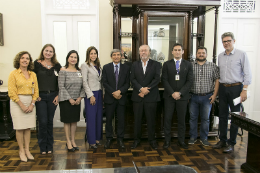 Foto da reunião dos servidores do TRT com o reitor Cândido Albuquerque