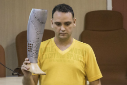 Imagem: Homem segurando protótipo de uma prótese de parte de uma perna (Foto: Ribamar Neto/UFC)