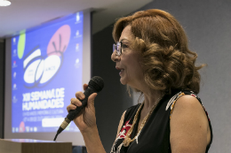 Foto da Profª Vládia Borges discursando ao microfone