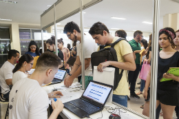 Imagem de vários alunos em fila para fazer matrícula