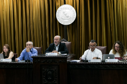 Imagem: O reitor Cândido Albuquerque assumiu a presidência do CEPE, ao lado do vice-reitor e vice-presidente do colegiado, Prof. Glauco Lobo (Foto: Viktor Braga/UFC)