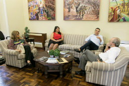 Foto de quatro pessoas sentadas no sofá do Gabinete do Reitor Cândido Albuquerque