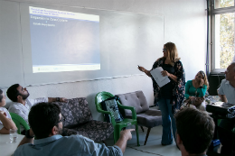 Diretora do Labomar apresenta, em pé, Powerpoint de estudos do Instituto