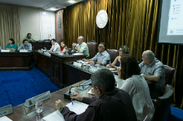Imagem: Conselheiros sentados em volta de uma grande mesa, durante reunião (Foto: Viktor Braga/UFC)