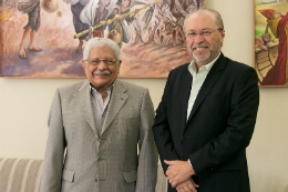 Foto dos professores Paulo Elpídio e Cândido Albuquerque, ex-reitor e atual reitor da UFC, respectivamente.