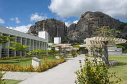 Foto da fachada do Campus da UFC em Quixadá