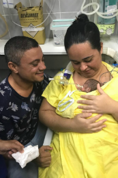 Foto da mãe, do pai e do bebê prematuro na MEAC