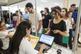 Estudantes realizam matrícula na Pró-Reitoria de Graduação