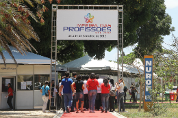 Imagem: A Feira das Profissões aproxima a UFC de alunos do Ensino Médio. Evento lota o Campus do Pici (Foto: Igor Grazianno)