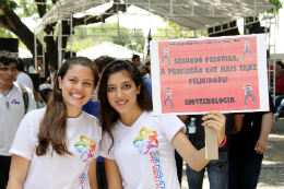 Imagem: O evento conta com a participação intensiva de estudantes voluntários, que apresentam seus cursos para alunos do Ensino Médio (Foto: Igor Grazianno)