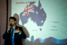 Imagem: Luis Fernando Magalhães, do Latino Australia Education, apresentou oportunidades de trabalho e estudo naquele país.