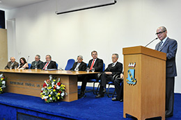 Imagem: Reitor Jesualdo Farias discursa em homenagem ao Prof. Antonio Martins Filho