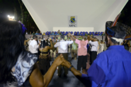 Imagem: Grupo de índios da etnia Tremembé realizam a dança do torém na Concha Acústica