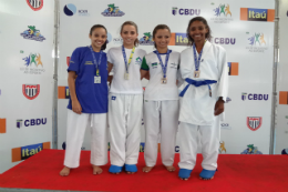 Imagem: Karla Rebeca (de azul) é vice-campeã universitária de caratê