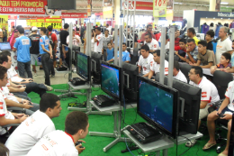 Imagem: Cyberatletas em ação, disputando torneio digital de futebol (Foto: acervo pessoal)