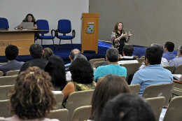 Imagem: A Pró-Reitora Denise Corrêa apresentou o Manual de Gestão de Materiais e Patrimônio no auditório da Reitoria