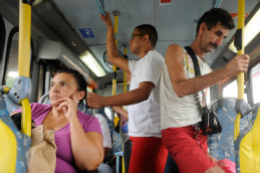 Imagem: Qualidade do transporte público, conforto dos passageiros e valor da tarifa têm sido alguns dos temas mais debatidos desde o início da onda de protestos do Brasil (Foto: Tânia Rêgo/ABr)