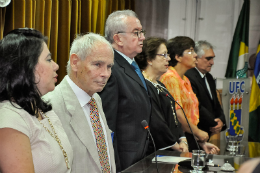 Imagem: Ao lado do Vice-Reitor da UFC, o Prof. Cameron foi homenageado em solenidade na Reitoria (Foto: Rafael Cavalcante)