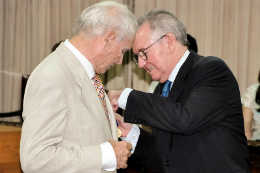 Imagem: O Prof. Cameron recebeu a Medalha do Mérito Científico das mãos do Vice-Reitor Henry Campos (Foto: Rafael Cavalcante)