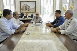 Imagem: Na sexta-feira (1º), o Reitor Jesualdo Farias recebeu comitiva de Itapajé para acertar detalhes da doação do terreno do futuro campus