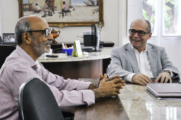 Imagem: O Reitor Jesualdo Farias agradeceu a Gilmar de Carvalho em seu gabinete
