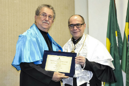 Imagem: O Prof. Lucas Barbosa recebe o título de Emérito das mãos do Reitor Jesualdo Farias (Foto: Rafael Cavalcante)