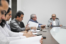 Imagem: Membros do Conselho dos Hospitais Universitários debateram o modelo de possível contrato da UFC com a Ebserh (Foto: Ribamar Neto)