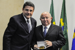 Imagem: In memoriam, o Diretor do Centro de Tecnologia, Prof. Barros Neto, entregou a Medalha Engenheiro Paulo de Frontin ao Prof. Prisco, representado pelo filho e ex-Reitor Roberto Cláudio