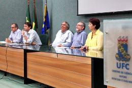 Imagem: A mesa da solenidade contou com autoridades acadêmicas das pró-reitorias de Extensão, Pesquisa e Pós-Graduação, Assuntos Estudantis e Graduação