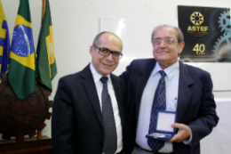 Imagem: Ao lado do Reitor Jesualdo Farias, o Prof. Lindberg (à direita) recebeu a Medalha Engenheiro Paulo de Frontin (Foto: Also Rodrigues)