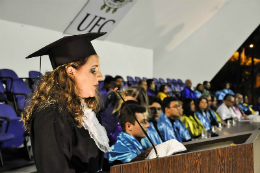 Imagem: Daysiane Barbosa Brandão, do curso de Oceanografia, falou em nome dos estudantes (Foto: Ribamar Neto)