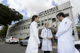 Imagem: Fachada do Hospital Universitário Walter Cantídio, referência em transplantes de fígado (Foto: Arquivo UFC) 