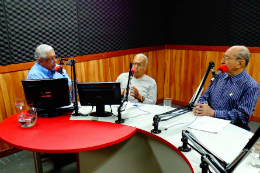 Imagem: No primeiro programa da série, foram entrevistados Tarcísio Leitão (ao centro) e Amadeu Arrais (Foto: Divulgação)