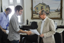 Imagem: Reitor Jesualdo e o novo servidor Guilherme Braga (Foto: Ribamar Neto)