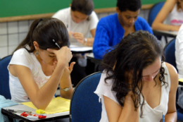 Imagem: Alunos fazendo prova em sala de aula