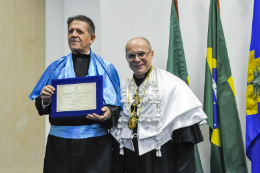 Imagem: Borzacchiello recebe título do Reitor Jesualdo (Foto: Ribamar Neto)