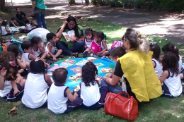 Imagem: Crianças brincando no gramado da Casa de José de Alencar