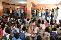 Imgem: O espetáculo "No Canto da Porta" foi apresentado por alunos em dezembro de 2013 (Foto: Jr. Panela)