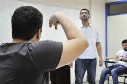 Imagem: Pró-Reitoria de Gestão de Pessoas, desde o ano passado, oferece aos servidores docentes, técnico-administrativos e terceirizados o curso de Língua Brasileira de Sinais (Foto: Guilherme Braga)