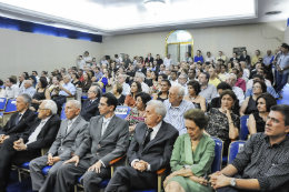 Imagem: O público lotou o auditório da Reitoria para acompanhar a solenidade (Foto: Ribamar Neto)