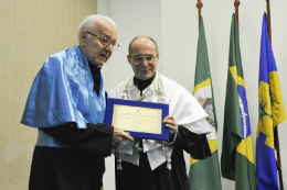 Imagem: Emílio Recamonde Capelo recebeu o título de Professor Emérito da UFC pelas mãos do Reitor Jesualdo Farias (Foto: Guilherme Braga)