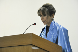 Imagem: A Profª Maria Naiúla Monteiro discursou em homenagem ao Prof. Emílio Recamonde Capelo (Foto: Guilherme Braga)