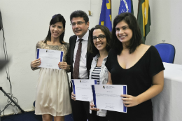 Imagem: Alunas que se destacaram em 2014 receberam certificado (Foto: Guilherme Braga)