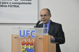Imagem: O Reitor Jesualdo Farias discursa ao receber a homenagem (Foto: Guilherme Braga)